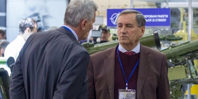 Коростельов (на фото праворуч) відмовився через вік і бажання керувати КБ Луч (Фото: censor.net.ua)