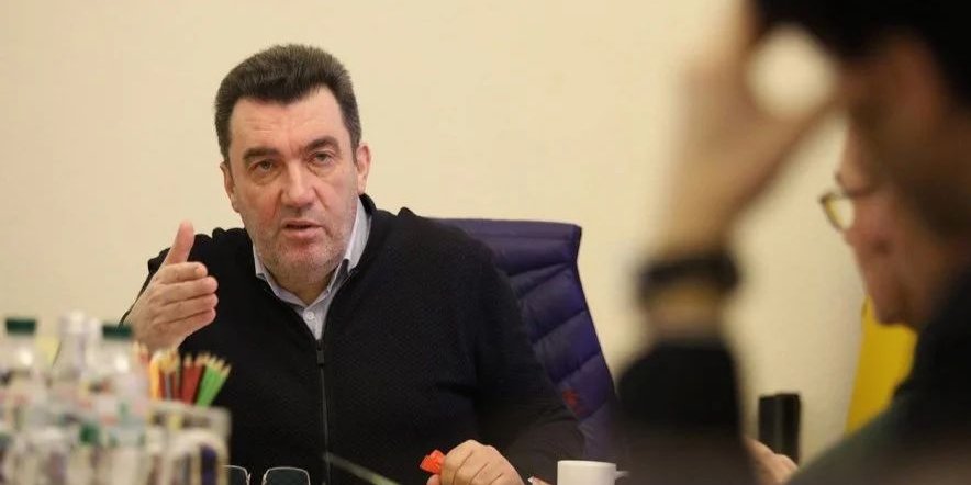 За словам Данілова, лабораторія Ф-4 була запущена в Ухані у 2015 році (Фото: РНБО)