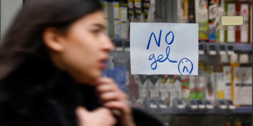 Во Франции закрывают школы из-за коронавируса (Фото: REUTERS/Charles Platiau)