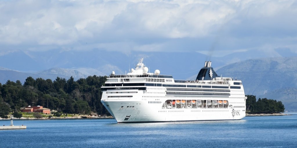 Лайнер MSC Opera біля берегів острова Корфу (Фото: REUTERS / Adonis Skordilis)