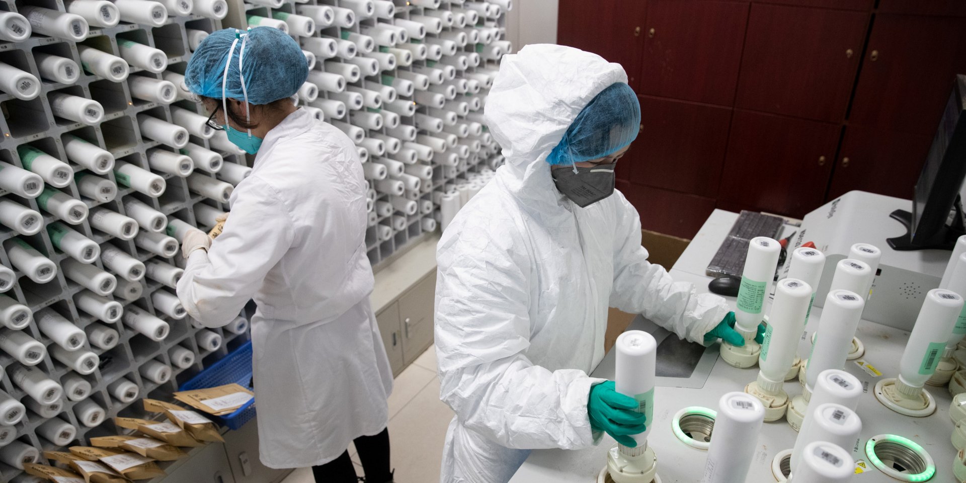 Ученые из Китая обнаружили изменения в симптомах коронавируса (Фото: China Daily via REUTERS)