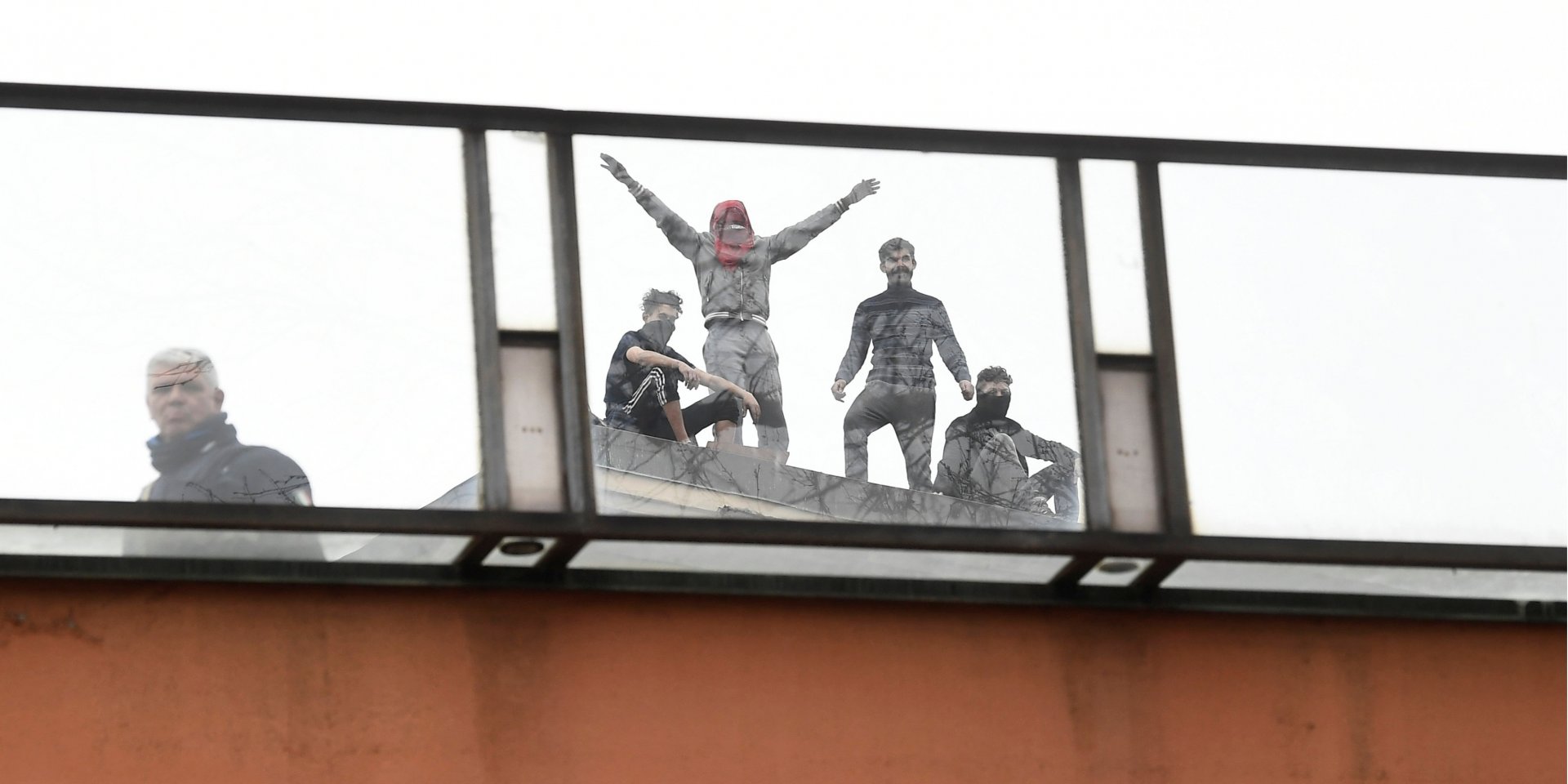 Заключенные взобрались на крышу тюрьмы в Милане (Фото: REUTERS/Flavio Lo Scalzo)