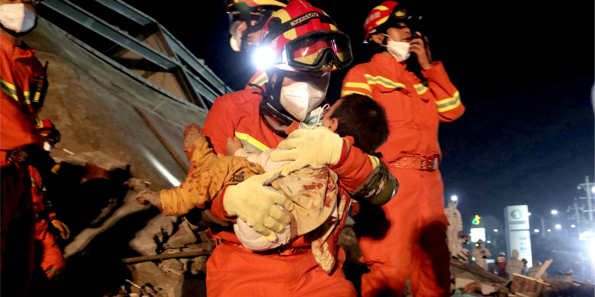 Еще около 10 человек остаются под завалами (Фото: China Daily via REUTERS)