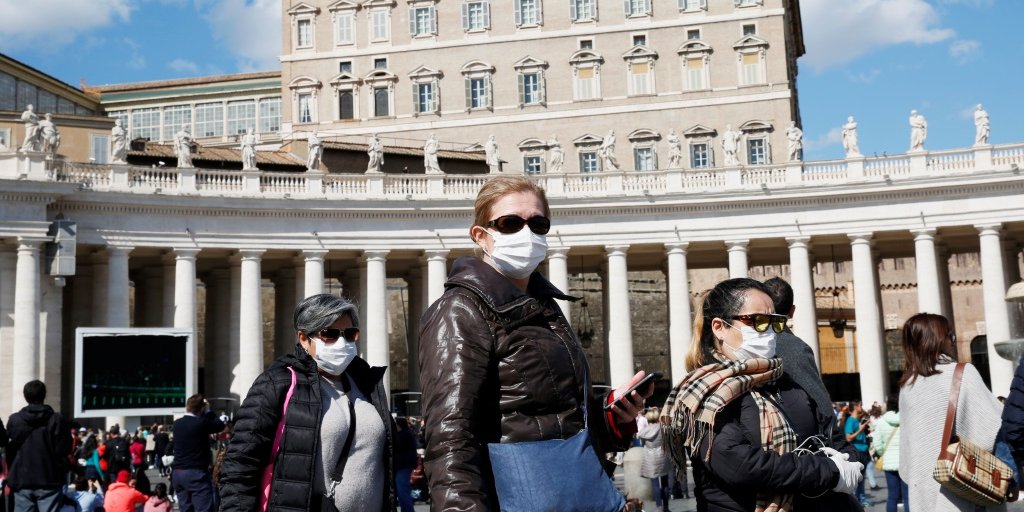 Полиция не пускает туристов на территорию Ватикана (Фото: REUTERS/Remo Casilli)