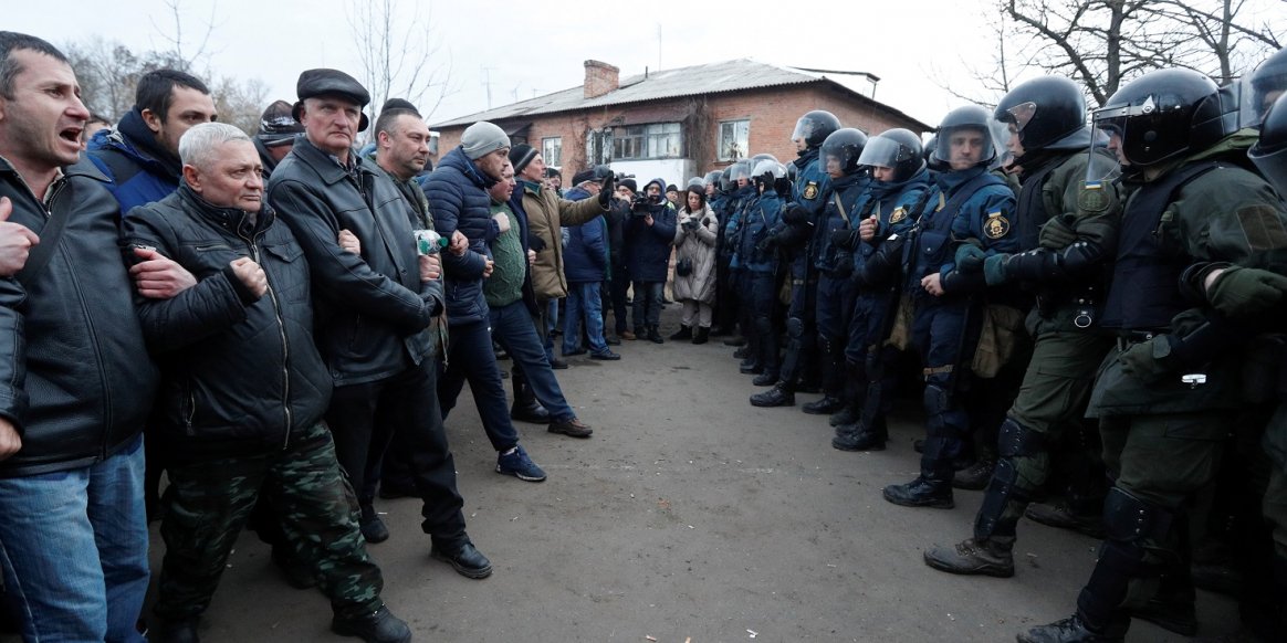 Жители Новых Санжар и кордон силовиков, 20 февраля 2020 года (Фото: REUTERS / Valentyn Ogirenko)
