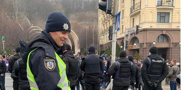 Контролировать меры безопасности будет полиция (Фото: Національна поліція України/Facebook)