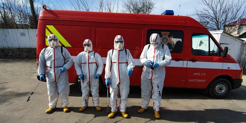 Дезинфекционная команда специалистов ГСЧС в Радомышле Житомирской области, где умерла 71-летняя пациентка (Фото: Виталий Бунечко via Facebook)