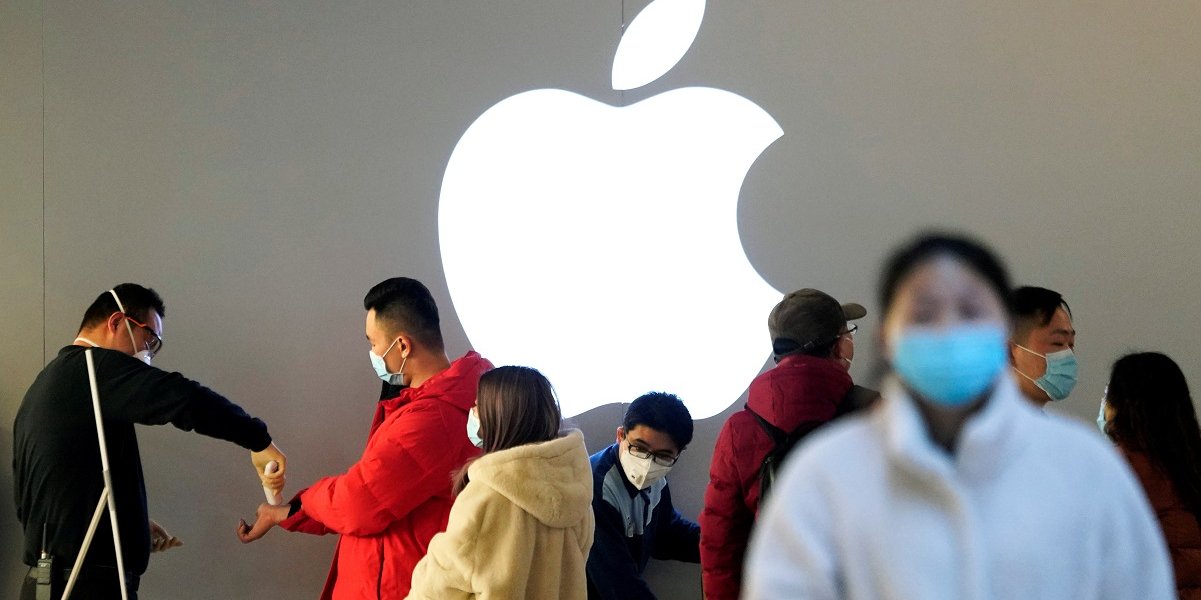 Apple просит не примерять часы и наушники (Фото: REUTERS/Aly Song)