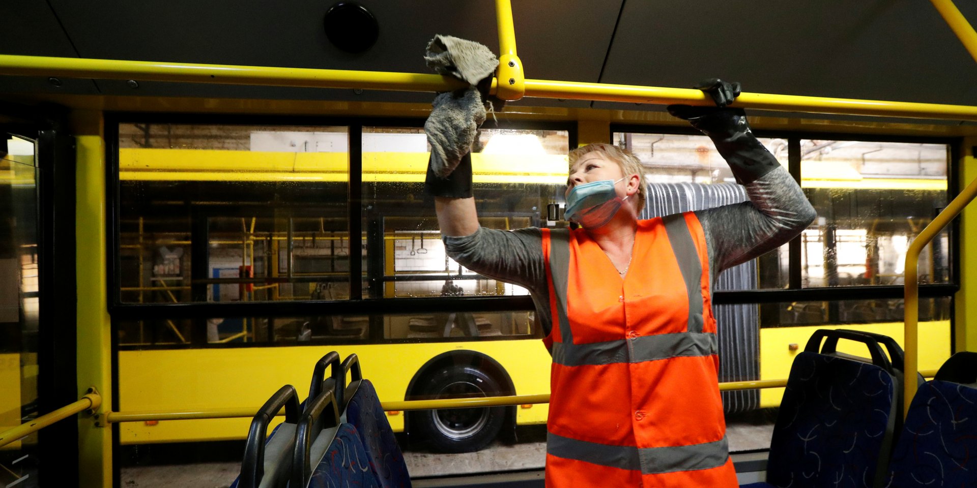 Дезинфекция троллейбусов в Киеве из-за пандемии COVID-19 (Фото: REUTERS / Valentyn Ogirenko)