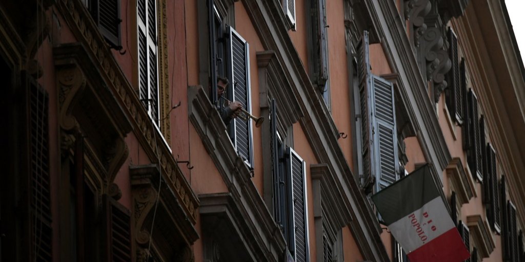 В Италии зафиксировали самый высокий показатель смертности за одни сутки (Фото: REUTERS/Alberto Lingria)