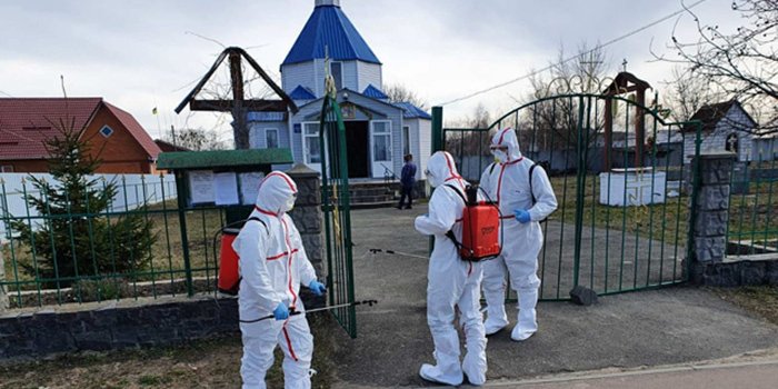 Команда дезинфекторов в Радомышле Житомирской области, где от коронавируса умерла женщина (Фото: ГСЧС в Житомирской области)