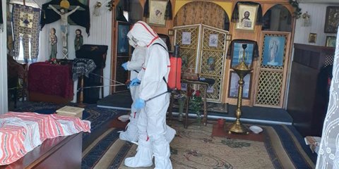Дезинфекция церкви, которую посещала умершая от коронавируса женщина, в Радомышле (Фото: zt.dsns.gov.ua)