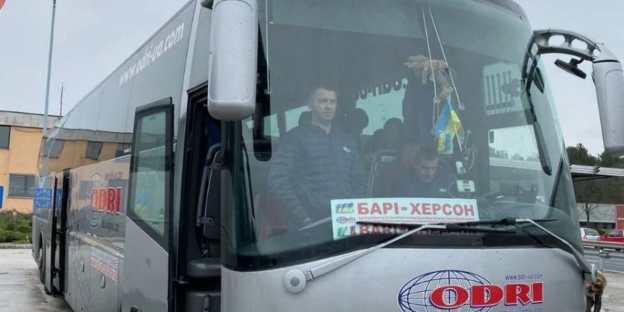 Сейчас формируют колонны по 15 авто и позволяют транзитный проезд (Фото: ТСН)