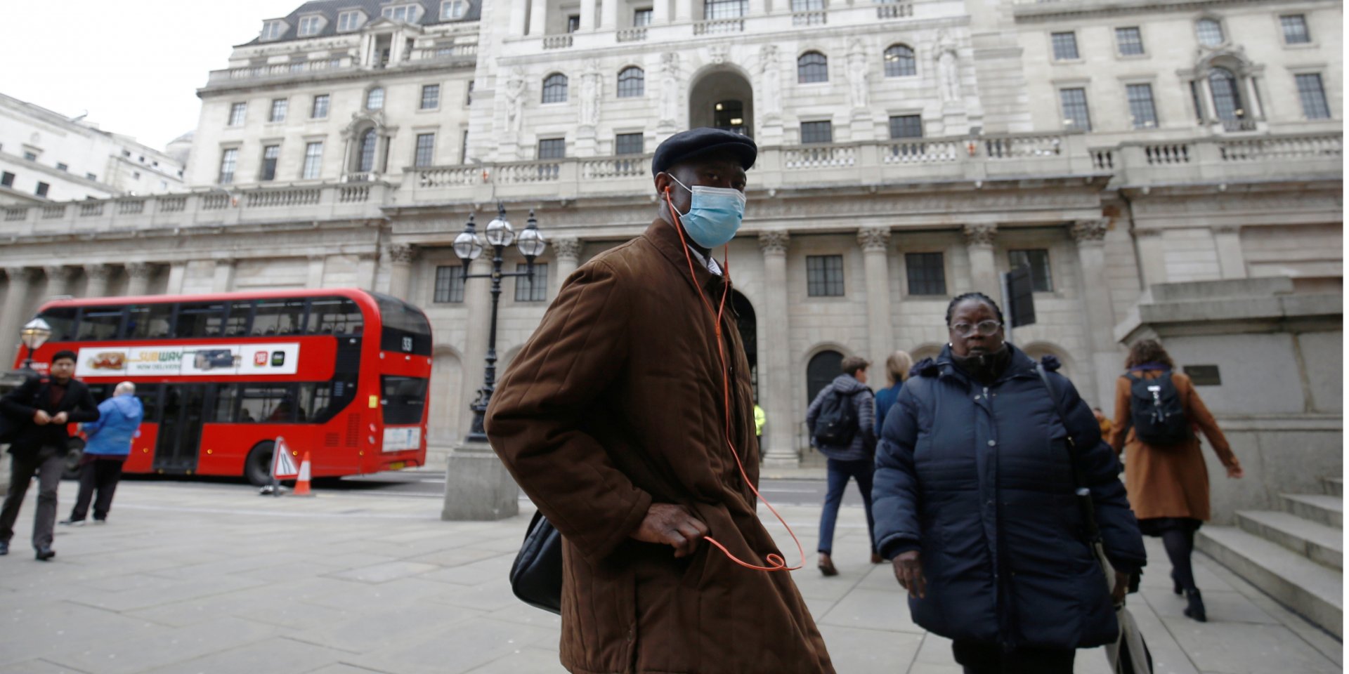 До 80% населения Британии может заразиться коронавирусом (Фото: REUTERS/Henry Nicholls)