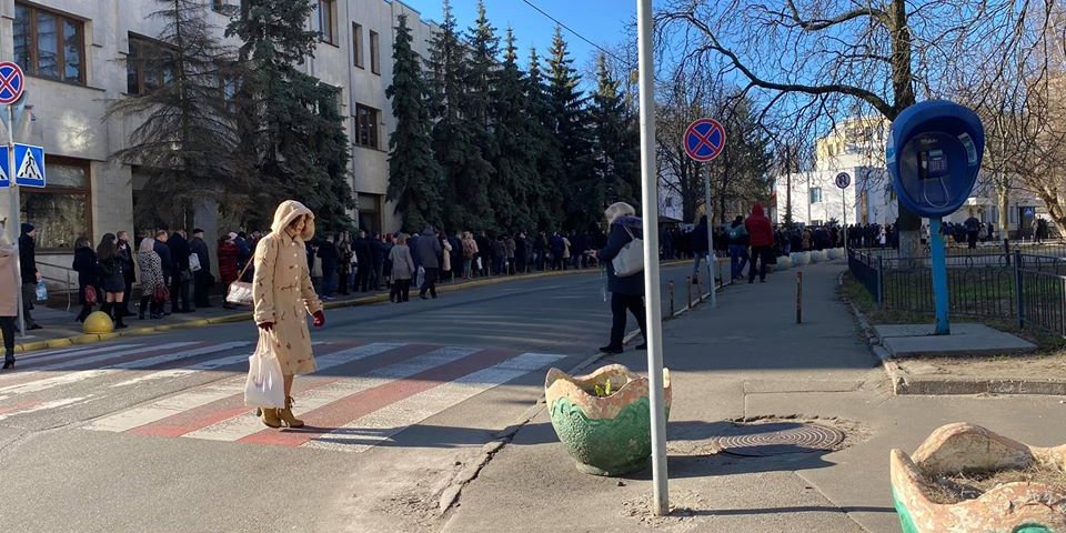 Сотрудники МВД ждут своей очереди на измерение температуры (Фото: Антон Геращенко/Facebook)
