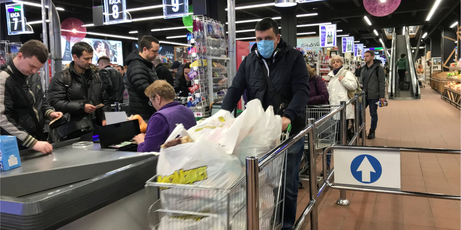 Продуктовые магазины продолжат работу (Фото: Gleb Garanich/Reuters)