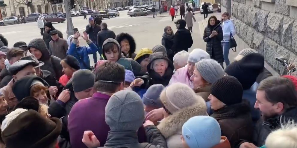 Наибольший ажиотаж наблюдался среди людей пожилого возраста (Фото: Скриншот с видео Харьков 1654/Facebook)