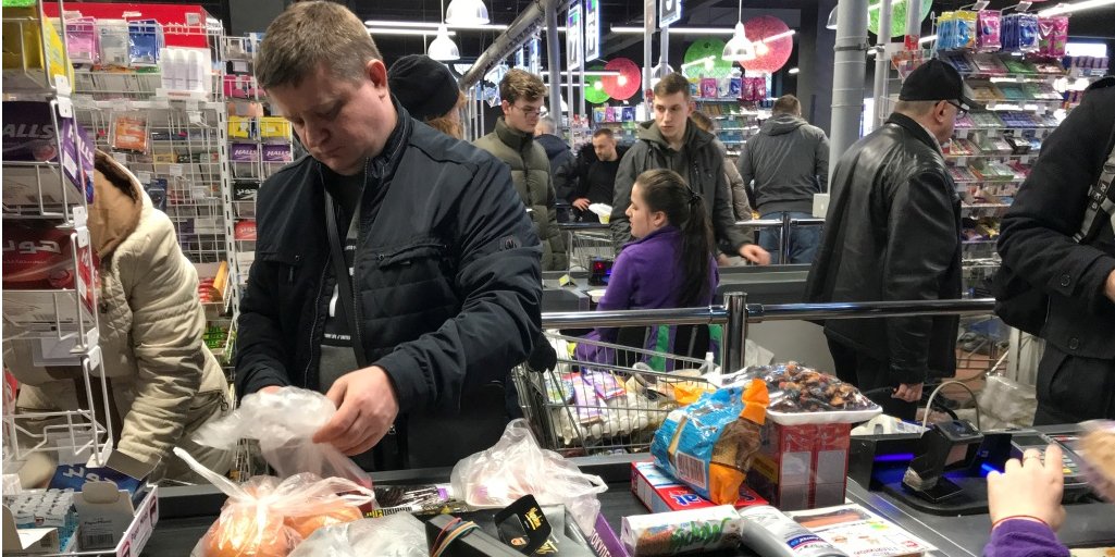 Продуктовые магазины будут работать в обычном режиме (Фото: REUTERS / Gleb Garanich)