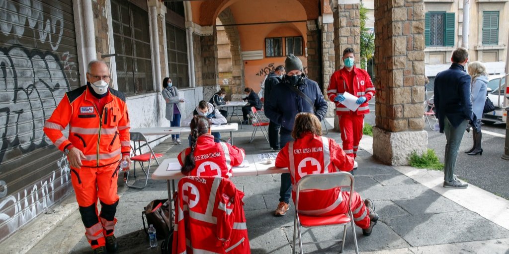 Студенты должны заменить более опытных врачей (Фото: REUTERS/Remo Casilli)