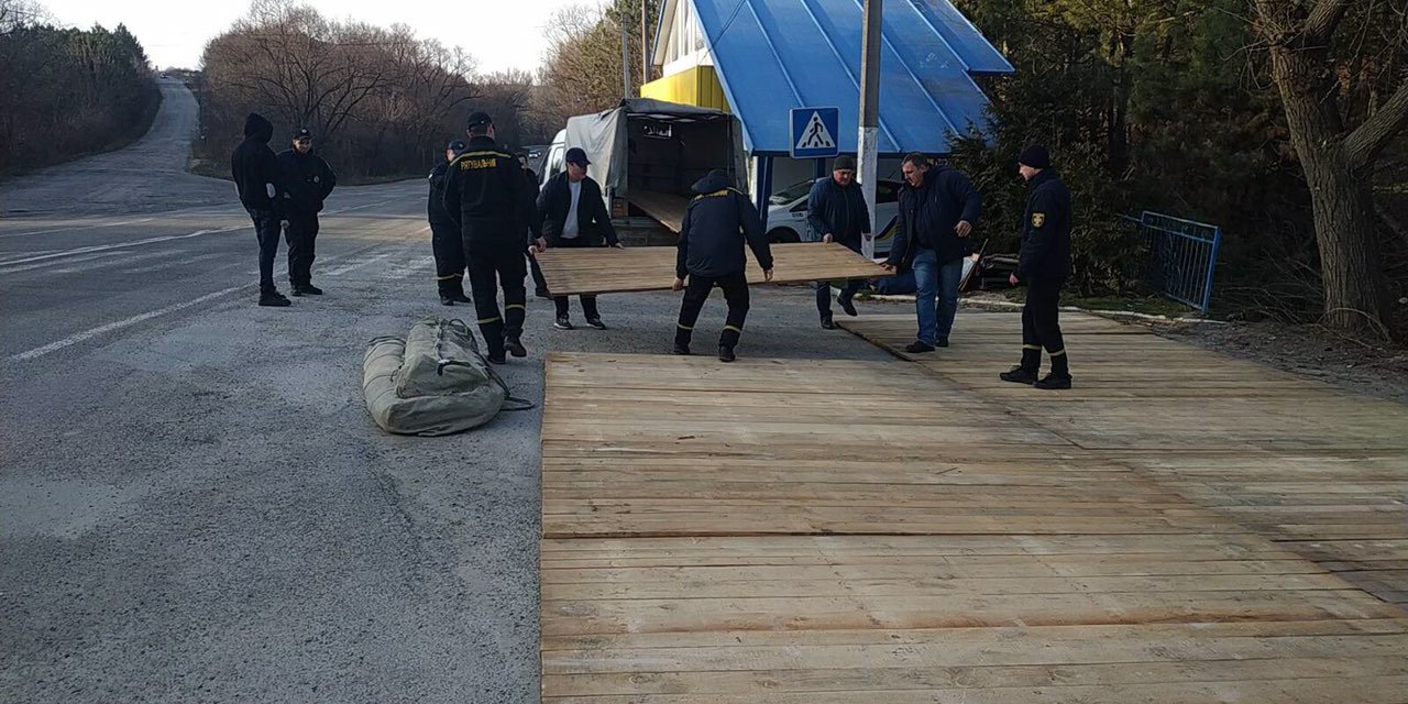 В Черновицкой области на въездах и выездах появились палатки (Фото: Сергій Михайлюк/Facebook)