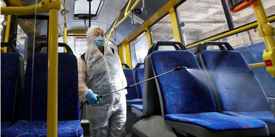 Из-за карантина городские перевозки могут осуществляться в режиме до 10 человек (Фото: Valentyn Ogirenko/Reuters)