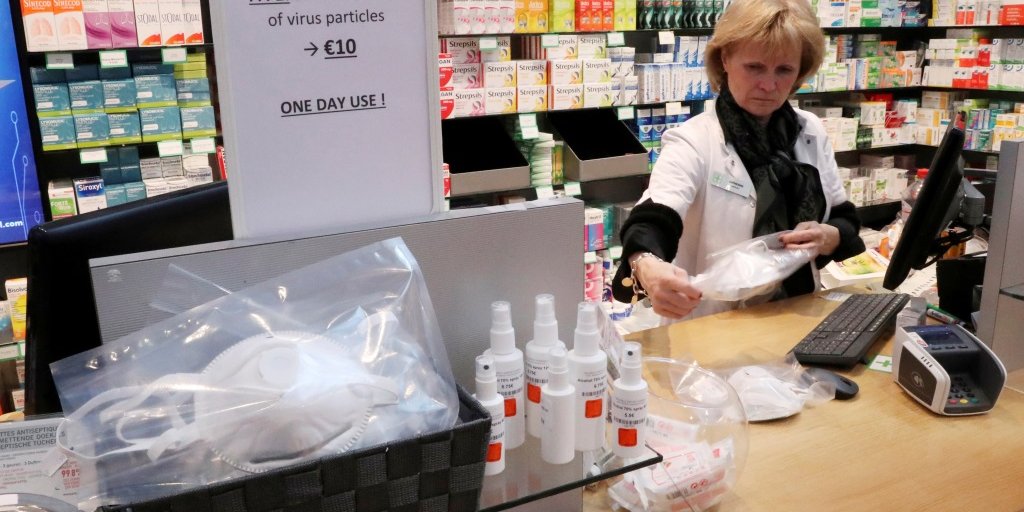 В Черногории закрыли все, кроме аптек и продуктовых магазинов (Фото: REUTERS/Yves Herman)