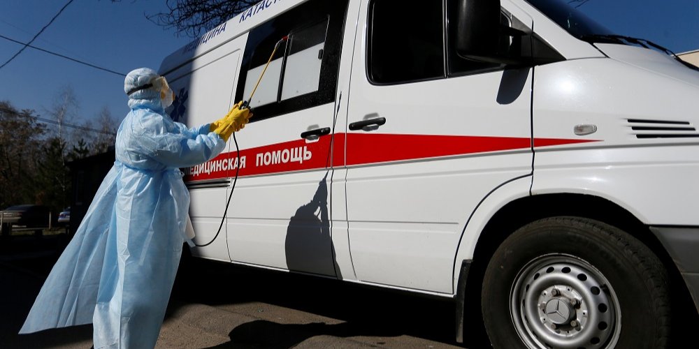 Мужчина вернулся из-за границы (Фото: Alexander Ermochenko/Reuters)