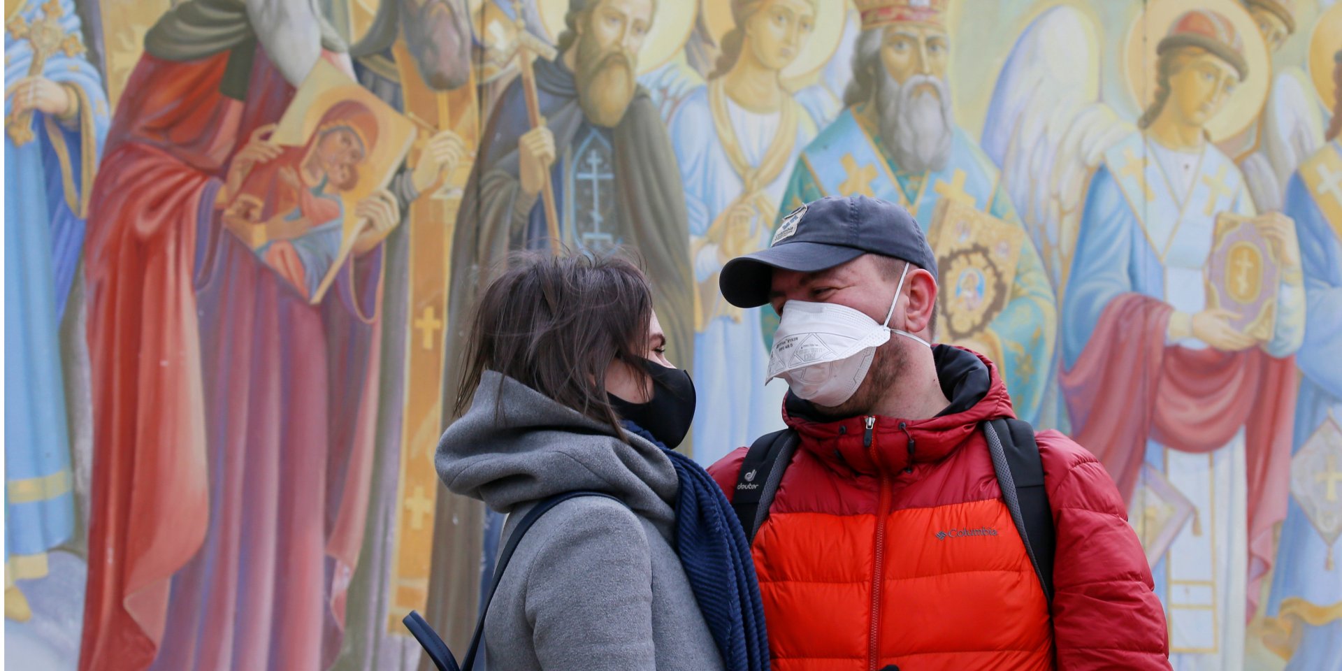 Киевляне у стен Михайловского собора (Фото: REUTERS/Gleb Garanich)