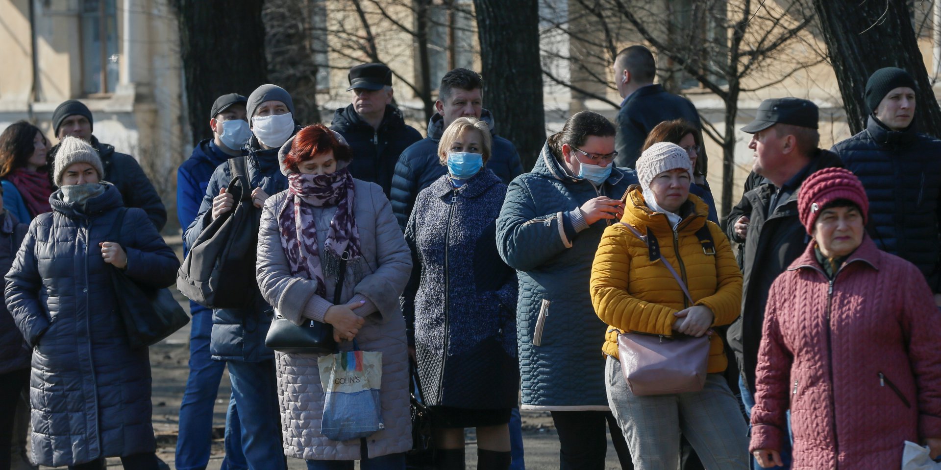 Заместитель мэра Днепра заявил, что соблюдать ограничения по количеству людей в транспорте невозможно (Фото: REUTERS/Valentyn Ogirenko)