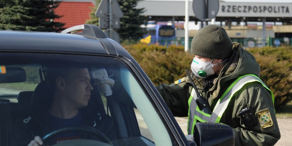 На границе ввели температурный скрининг (Фото: REUTERS / Mykola Tys)