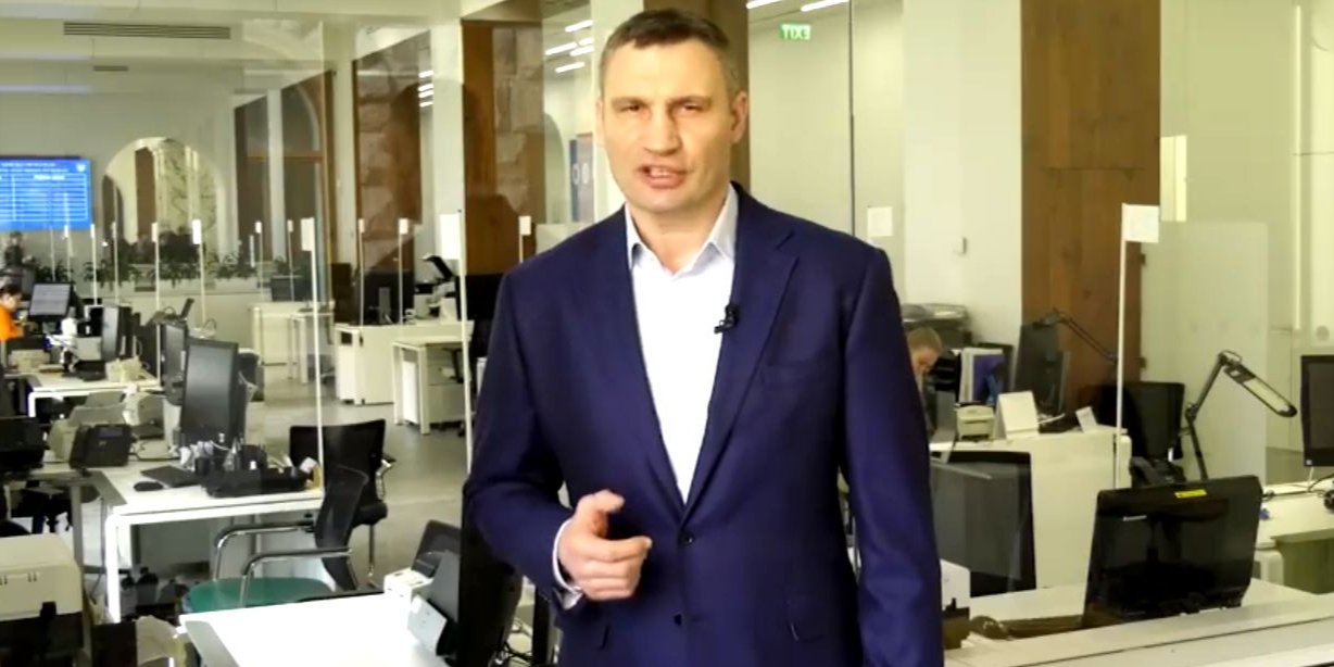 Кличко призвал киевлян оставаться при возможности дома и ограничить контакты (Фото: Скриншот с видео Виталия Кличко/Facebook)