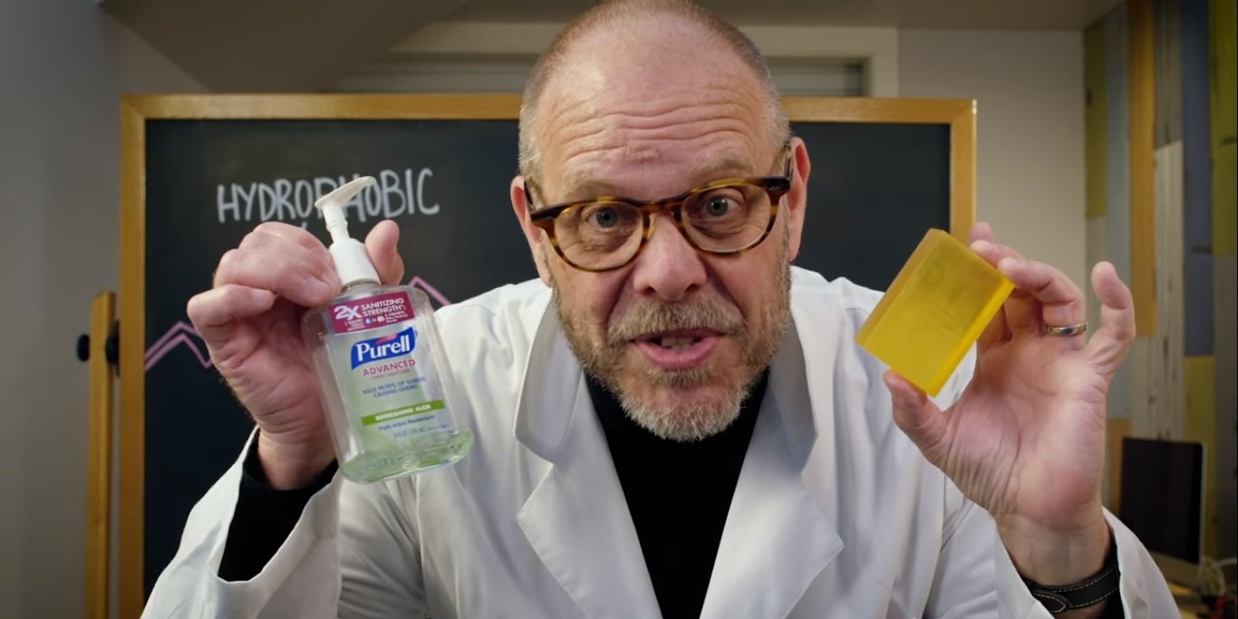 Антисептик против мыла (Фото: Alton Brown / скриншот / Youtube)
