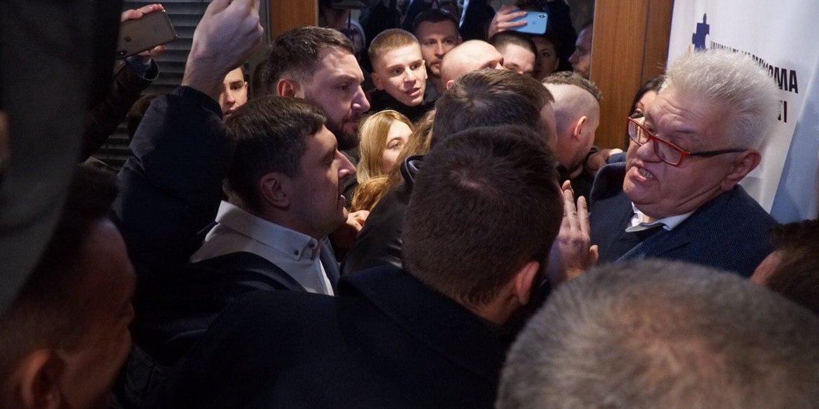 Активисты Нацкорпуса и ветераны Азова во время срыва «платформы примирения» Сивохо (Фото: nationalcorps.org)