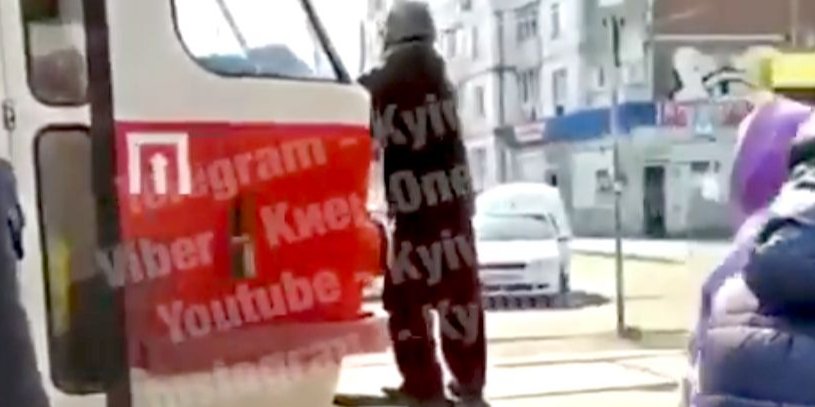 Из-за возмущенного пенсионера остальным пассажирам пришлось ждать (Фото: Скриншот с видео Киев Оперативный/Facebook)