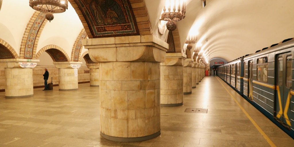 Из-за коронавируса власти пошли на беспрецедентные шаги и закрыла метро (Фото: REUTERS / Valentyn Ogirenko)