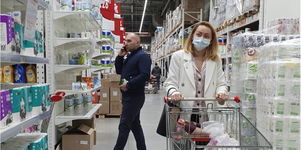Глава Минздрава призвал украинцев оставаться дома (Фото: REUTERS / Valentyn Ogirenko)