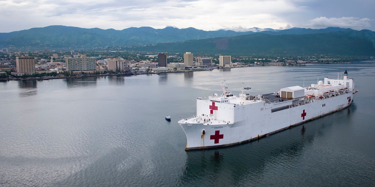 Плавучий госпиталь USNS Comfort (Фото: US Navy)