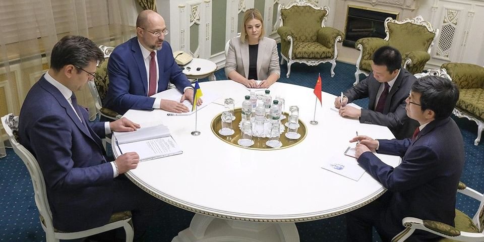 Денис Шмыгаль провел встречу с послом Китая Фань Сянжуном (Фото: Денис Шмыгаль/Facebook)