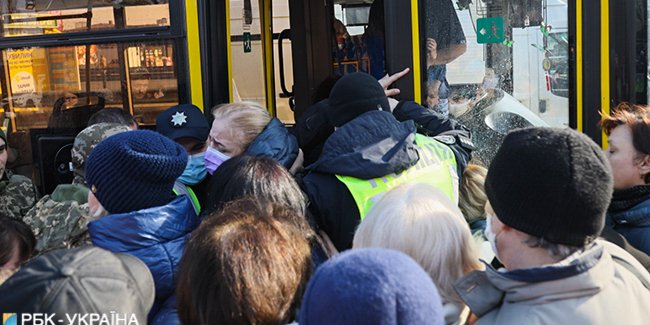 Полиция не пускает в автобусы больше 10 человек (Фото: РБК-Украина)