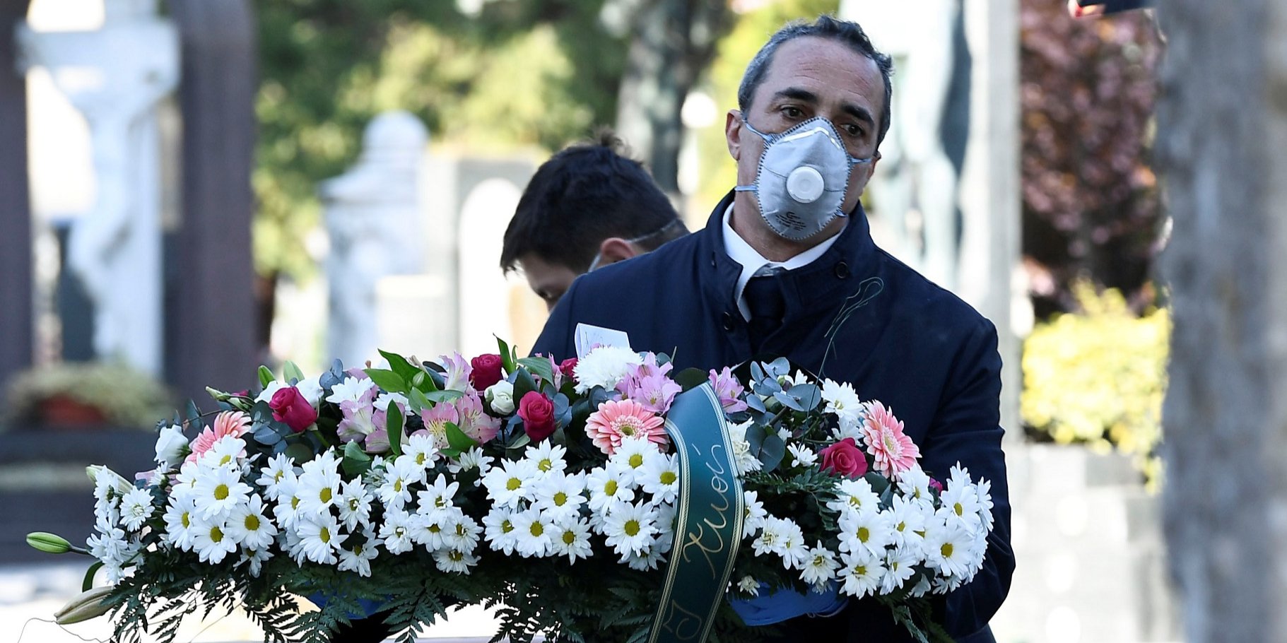 Родственник одного из погибших от коронавируса (Фото: REUTERS / Flavio Lo Scalzo)
