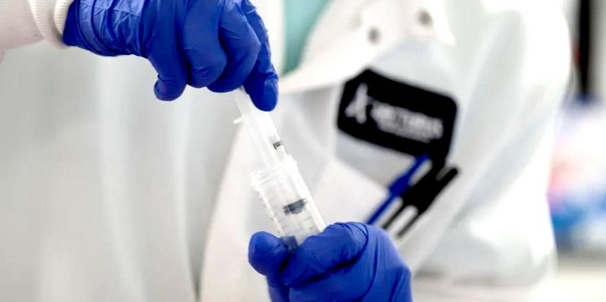 Экспресс-лаборатории помогут медикам получать результаты тестов за 40 минут (Фото: REUTERS/Bing Guan)