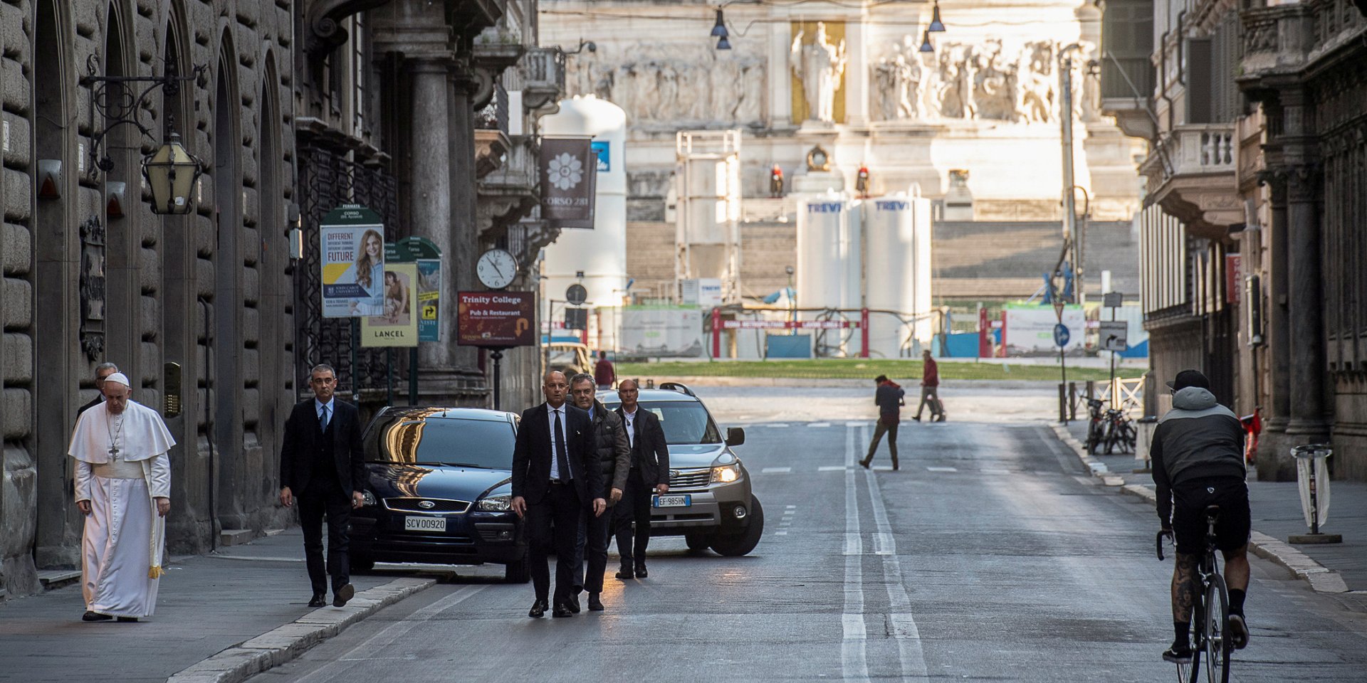 Папа Франциск йде по спорожнілих римських вулицях (Фото: Vatican Media via REUTERS)