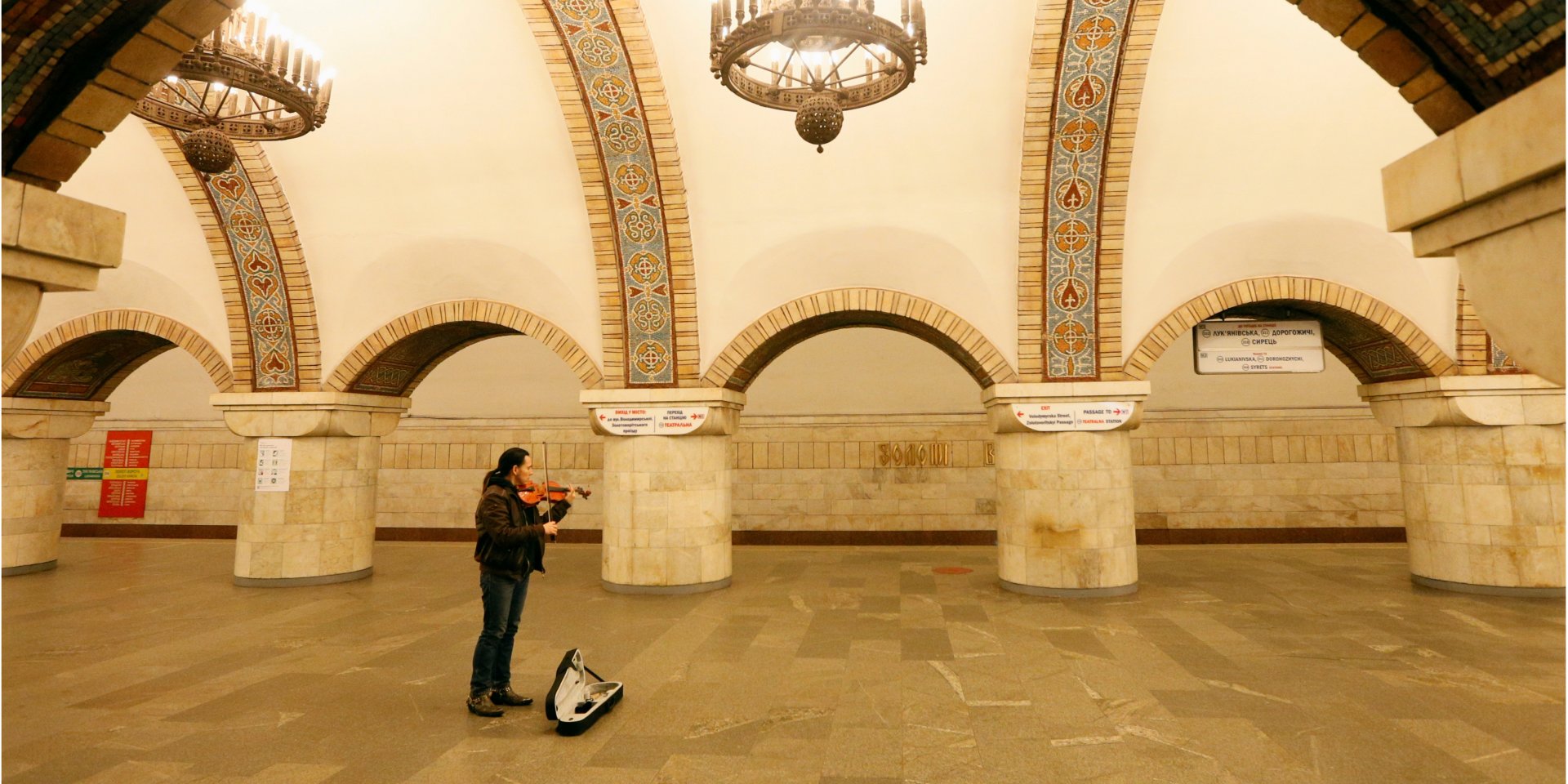 Музыкант на станции метро Золотые Ворота в Киеве (иллюстративное фото) (Фото: REUTERS/Valentyn Ogirenko)