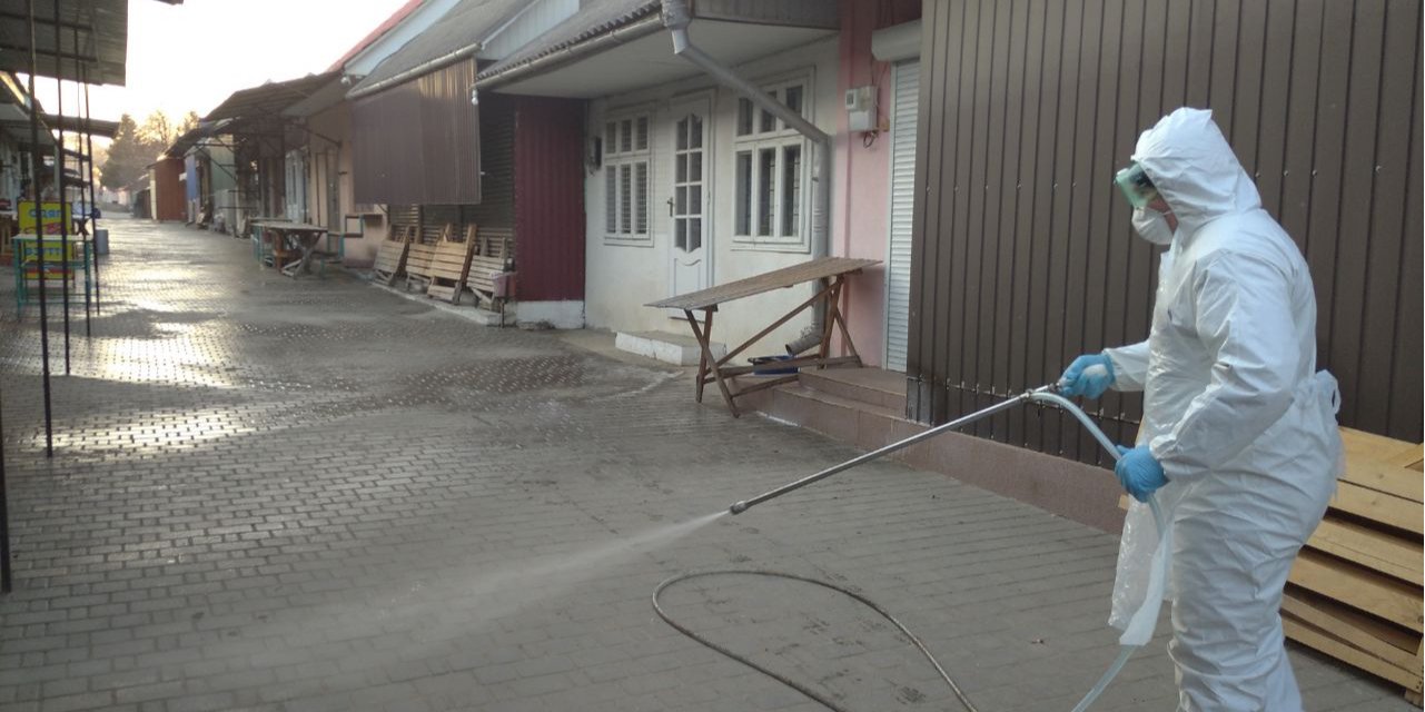 Спасатели дезинфицируют объекты из-за распространения коронавируса в Украине (Фото: ГСЧС)