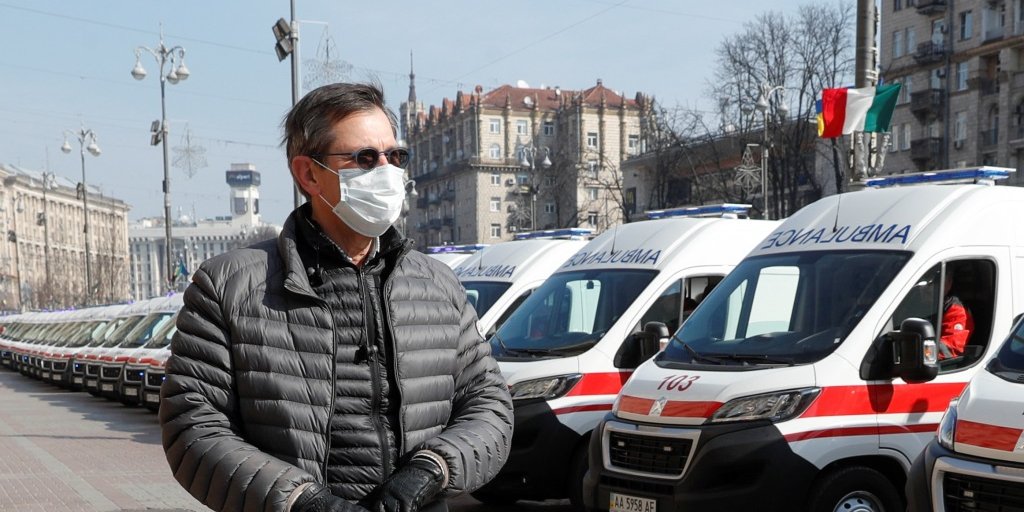 Пациентов с коронавирусом лечат симптоматически (Фото: REUTERS / Valentyn Ogirenko)