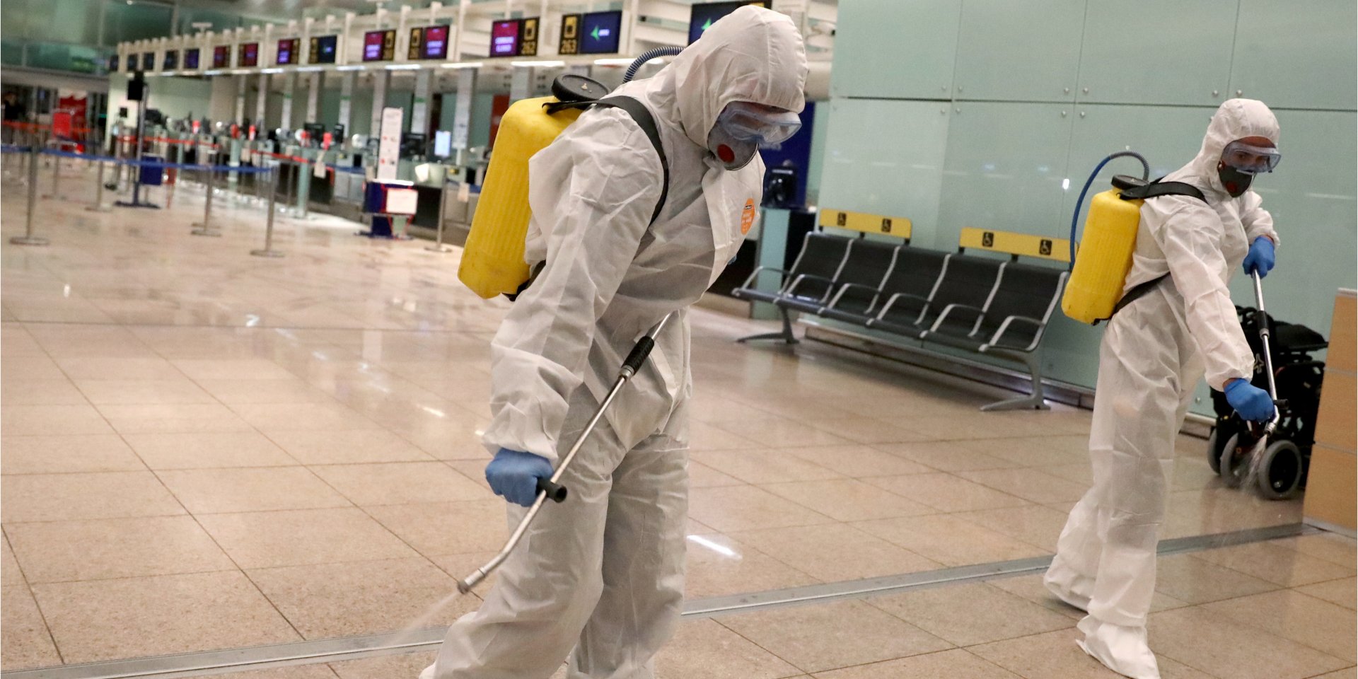 Дезинфекция в аэропорту Барселоны (Фото: REUTERS/Nacho Doce)