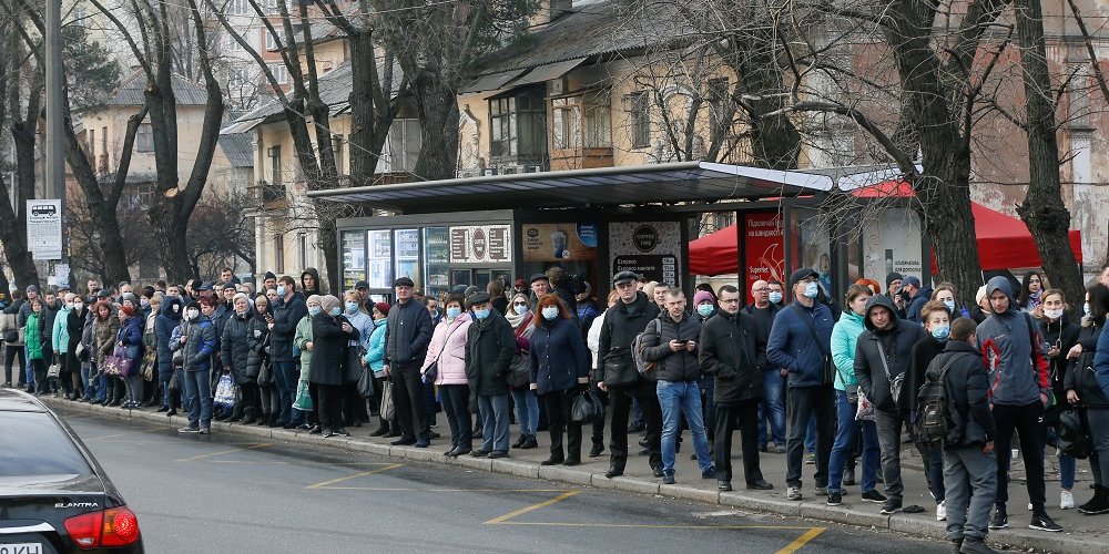 Ограничения на проезд в маршрутках привели к длинным очередям (Фото: Valentyn Ogirenko/Reuters)
