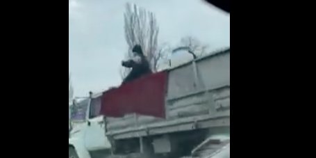 Священники окропляют город святой (Фото: YouTube/Алина Рудакова/Бердянськ)
