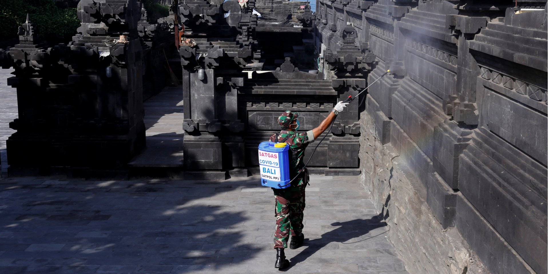 Военный дезинфицирует храм Танах Лот в Табанане, Бали (Фото: REUTERS/Johannes P. Christo)