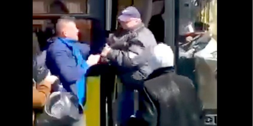 Мужчину возмутило, что его не пускают в троллейбус из-за карантина (Фото: Скриншот с видео Киев Оператиный/Facebook)